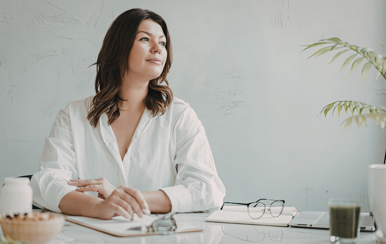 therapist-reflecting-between-sessions-supervision-online Counsellor reflecting on practice between sessions - online clinical supervision for Australian practitioners