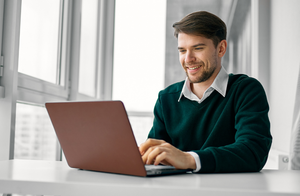 A professional woker smiling while engaging in an online non-clinical supervision session, available for the Australian workforce in English and Spanish